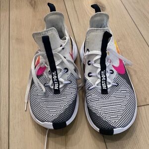 Nike women’s Nike TR8 tennis shoes